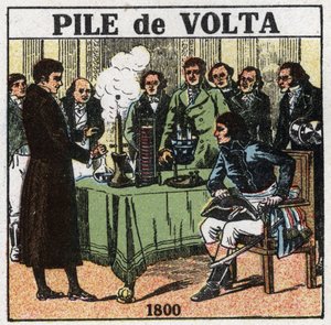 バッテリーとアキュムレータアレッサンドロ（アレクサンドル）・ボルタ（1745-1827）は、1801年にフランス国立研究所で、ナポレオン・ボナパルト（1769-1821）総領事に電気電池を発明するための実験結果を発表した。匿名希望 作： Anonymous Anonymous