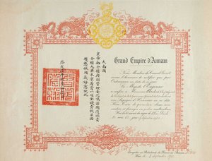 ベトナム（インドシナ・フランス）・アンナム帝国の1等兵キム・ティエンへの栄誉のサペック証明書。1921年の日付の入った紙にインクで書かれたもので、総寸法は51Cm X 40Cm。 作： Anonymous Anonymous