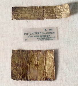 キリスト教古代遺物：グノーシス派のキリスト教徒の金のフィラクテール（羊皮紙）。コップ・タキル（ウクライナ古代ギリシャ）の遺跡、ケルチから。パリ、ルーヴル美術館