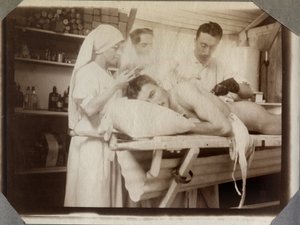 第一次世界大戦1914-1918年：フランス、ローワーノルマンディー（Lower Normandy）、英仏海峡のクーヴィル（Couville）のキャンプで、ドレッシングルームで兵士の傷を治療する医師と看護師。匿名の写真1917年7月。個人コレクション、Stella.