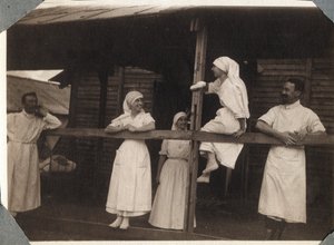 第一次世界大戦1914-1918年：フランス、ロウワー・ノルマンディー（Basse Normandy）、マンシュ（Manche）、クーヴィル（Couville）で話しているブラウス姿の看護師や医師たち。匿名の写真1917年7月。個人コレクション、Stella. 作： Anonymous Anonymous