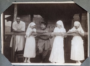 第一次世界大戦1914-1918年：フランス、Lower Normandy(ノルマンディー地方)、Manche(マンシュ)、Couville(クーヴィル)で兵士や医師と一緒に変なブラウスを着た看護師。匿名の写真1917年7月。個人コレクション、Stella. 作： Anonymous Anonymous