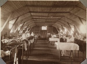 第一次世界大戦1914-1918年：フランスの赤十字（レッドクロス）の負傷した兵士と看護師、フランス、ローワーノルマンディー（Lower Normandy）、英仏海峡のクーヴィル（Couville）のキャンプ。匿名の写真1917年7月。個人コレクション、Stella. 作： Anonymous Anonymous