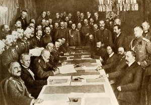 第一次世界大戦：1917年03月03日、ドイツ人とロシア人の間でブレスト・リトフスク平和条約（ブレスト・リトフスク）が締結される。ボリシェヴィキ帝国はドイツとは異なる領土を持っている。中央帝国の代表者（または三国同盟、ドイツ、オーストリア 作： Anonymous Anonymous