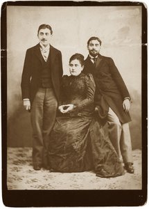 ジャンヌ・プルースト（旧姓ヴァイル）（1849-1905）と二人の息子マルセルとロベール（1873-1935）、アノニマス。シルバーゼラチン写真、1891年頃、個人蔵