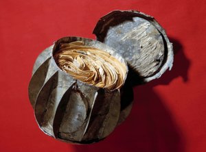Les Boules de Moulins：1870年のパリ包囲戦で、パリ市民が受信できなくなった郵便物を送るために使われた亜鉛の球体。セーヌ川に投げ込まれ、住民によって回収された 作： Anonymous Anonymous