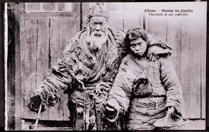 孫を連れた老乞食 20世紀初頭の写真 - 個人蔵 作： Anonymous Anonymous