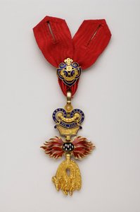 金の羊毛勲章（Order of the Golden Fleece）。Austrian Golden Fleece - Reduced badge - 1850-1900 - Gold and Emals - H: 7.6 cm, W: 4.5 cm, Weight: 42 g - Private collection 作： Anonymous Anonymous
