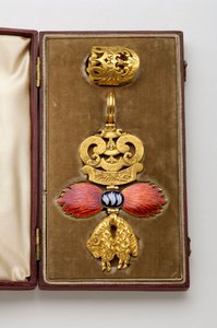 金の羊毛の勲章アーサー・ウェルズリー（1769-1852）が所有していたバッジ ●Oavers ●Hamlet（ロンドン）社製 ●19世紀にデビュー ●ゴールドとエマルジョン ●高さ：7.8cm、幅：5.6cm、重さ：38g ●ワインレッド・マーのオリジナルケース 作： Anonymous Anonymous