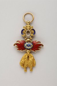 金の羊毛の勲章スペイン金羊毛 - スペイン国王ブルボン家のアルフォンソ13世（1886-1941）の記章のミニチュア - 19世紀末 - 金とエマルジョン - 高さ4.3cm、幅2.4cm、重さ：8g - 個人蔵 作： Anonymous Anonymous