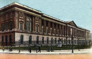パリ：クロード・ペロー(1613-1688)が建設したルーヴル美術館の柱廊の外観。パリ市の「芸術アルバム」に掲載されている1920年の写真。個人蔵。