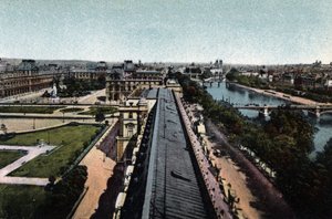 パリ：ルーブル美術館方面のパノラマ。右手にはラ・セーヌ川とノートルダム寺院（Cathedrale Notre Dame）。パリ市の「芸術アルバム」に掲載されている1920年の写真。個人蔵。 作： Anonymous Anonymous