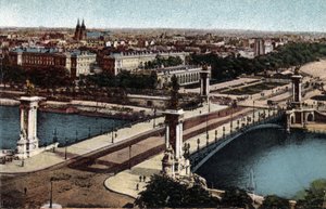 パリ：セーヌ川に架かるアレクサンドル3世橋の風景。1920年、パリ市の「芸術アルバム」に掲載された写真。個人蔵。