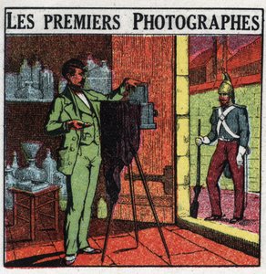 写真を撮るということ19世紀の最初の写真家たち。スタジオで兵士を撮影する写真家。1925年の匿名のイラスト。個人蔵。