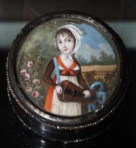 「ハーディ・ガーディを持つ少女の肖像 匿名の水彩画、1800年頃 個人蔵 作： Anonymous Anonymous