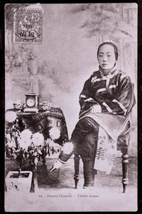 伝統的な衣装を着た中国人女性の肖像 彼女は短冊状の足を持っている - 20世紀初頭の写真 - 個人蔵 作： Anonymous Anonymous