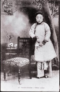 伝統的な衣装を着た若い中国人女性の肖像 彼女は短冊状の足を持っている - 20世紀初頭の写真 - 個人蔵