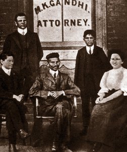政治家モハンダス・カラムチャンド・ガンジー（1869-1948）の肖像 南アフリカ・ダーバンの弁護士。写真 1893年