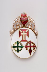 ポルトガル - 三つの勲章の大十字のリボン。三勲章の大十字綬章は、おそらくポルトガル女王ブラガンスのメアリー2世（1819-1853）が所有していたものと思われる - 貴婦人のモデル - 1800-1850年 - エマルズと真珠をあしらったゴールド - 高さ：8cm、幅：4.7cm、重さ：44g 作： Anonymous Anonymous