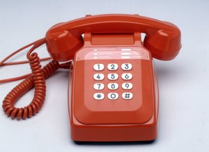 S63 オレンジ色のプラスチック製キーフォン 作： Anonymous Anonymous