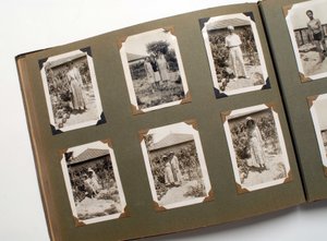 1925年頃のフォトアルバム（写真）の静物画。 作： Anonymous Anonymous