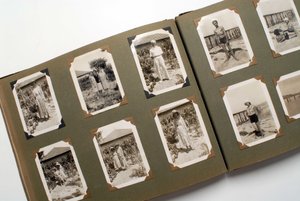 1925年頃のフォトアルバム（写真）の静物画。 作： Anonymous Anonymous