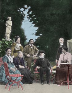 イタリアの作曲家ジュゼッペ・ヴェルディ（1813-1901）が1898年にサンタアガタでマリア・カッラーラ・ヴェルディ、バルベリーナ・ストレッポーニ、ジュディッタ・リコルディ、テレサ・ストルツ、ウンベルト・カンパナーリ、出版社のジュリオ・リコルディ（1840-1912）、画家のレオポルド・メトリコヴィッツ（1868-1944）と一緒に撮った写真 作： Anonymous Anonymous
