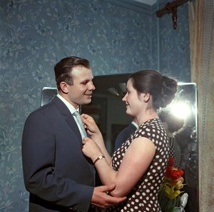 宇宙飛行士ユーリ・ガガーリン（1934-1968）と妻ヴァレンティナ・パー・リュムキン、ヤコフ・イスラ イレヴィッチ（1913-1986）。カラー写真 作： Anonymous Anonymous