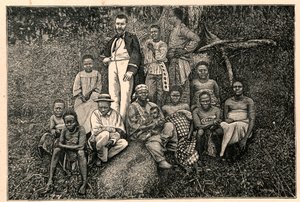 探検家Pierre Savorgnan of Brazza（1852-1905）と、ガボンのApostolic Vicariate of the Two Guineas（2つのギニー）の先住民の一団。Louis-Eugene (Louis Eugene) Louvetの「Les Missions Catholiques au XIXeme Siecle」に掲載されたエングレーヴィング。 pr 作： Anonymous Anonymous