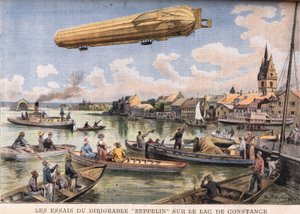 ドイツのボーデン湖で行われたツェッペリン飛行船のテスト。新聞 "Le Peute Parisien "に掲載された1908年8月2日付の写真。個人蔵。 作： Anonymous Anonymous