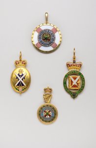 イギリス - アザミ勲章 - 左：スコットランド武器のヘラルドの記章、この記章はアザミ勲章だけに関連するものではない、18世紀中頃、ゴールドとエマルズ、高さ7cm、幅3.8cm、重さ：36g - 右：O.S.のディーンの記章 作： Anonymous Anonymous