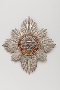 イギリス - バース勲章。ジョージ4世（1762-1830）、摂政、そしてイングランド王（1820-1830）が所有していた騎士の楯 - ロンドンのランデル、ブリッジ＆ランデル社が製造 - 1813年 - 金、銀、ダイヤモンド、エナメル - 高さ11,9cm、幅10,6cm、重さ。