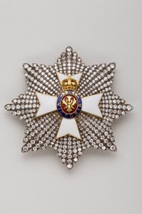 イギリス 王立ヴィクトリア勲章 大十字勲章の盾 19世紀末 ゴールド、シルバー、ダイヤモンド、エメラルド、ルビー、エマール 直径7.9cm、重さ56g 個人蔵 作： Anonymous Anonymous