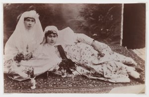 花束でポーズをとる女性たち（銀の卵白写真） 作： Antoin Sevruguin