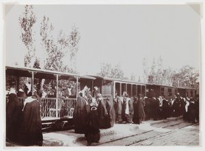電車に乗るベールに包まれた女性（銀の卵白写真） 作： Antoin Sevruguin