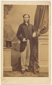 [長いマトンチョップの正体不明の男が立っている] 作： Antoine Claudet