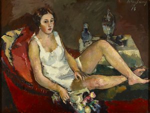 赤いソファの若い女性