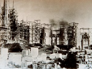 建築：バルセロナ、サグラダ・ファミリア大聖堂（聖家族）の眺め-1899年の建築現場（モノクロ写真