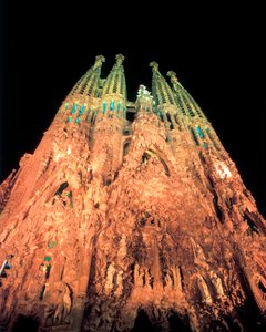 著者: GAUDI i CORNET, Antoni (1852-1926)。 タイトル：サグラダファミリア。 1884-1926 (スペイン語).. 技法: 建築. 博物館/場所: スペイン。 カタロニア。 バルセロナ。 バルセロナ。 聖家族贖罪教会。 ファチャーダ デル ナシミエント。 (スペイン語).