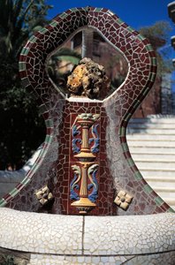 グエル公園のタイル張りの噴水（1900～1914年