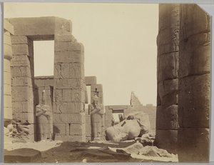 彫像のあるラメセウム（ゼラチンシルバー写真 作： Antonio Beato