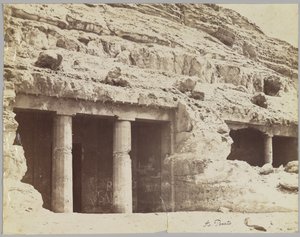 ベニハサンの古墳群、クヌム・ホテップとベニハサンの古墳のファサードの様子 作： Antonio Beato