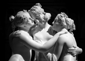 イタリア、ミラノ - 2020年6月：アントニオ・カノーヴァの彫像「三人の美女」（Le tre Grazie）......、2019年（写真）。 作： Antonio Canova