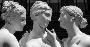 ミラノ、イタリア - 2020年6月：ベルテル・トルヴァルドセンの彫像「三美神」。ネオクラシカ...、2019年（写真） 作： Antonio Canova