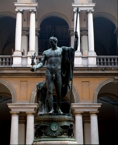 ナポレオン・ボナパルト（1769-1821） 3月の代表 ピースキーパー アントニオ・カノーヴァ（1757-1822）によるブロンズ彫刻 1809年 日325x125 cm ミラノ、ブレラ宮殿のコート