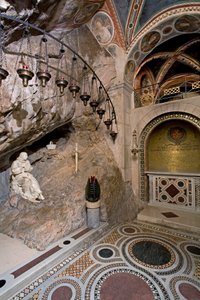 アントニオ・ラッギ（またはアントニオ・ロンバルド）（1624-1686）が製作した聖人像のあるヌルシーの聖ベネデットの洞窟の様子。聖人が身を寄せたのはこの洞窟である。1657年 イタリア、スビアコ(ローマ)の聖ベネデット修道院(サクロ・スペコ)