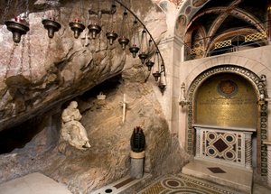 アントニオ・ラッギ（またはアントニオ・ロンバルド）（1624-1686）が制作した聖人像のある聖ベネデットの洞窟の風景。聖人はこの洞窟に引きこもっていたという。1657年 イタリア、スビアコ（ローマ）の聖ベネデット修道院（Sacro Speco)