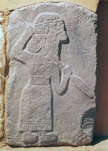 カパラの宮殿、グザマの王、シリアのテルハラフ（石灰岩）の兵士を描いたオルソスタット 作： Aramaean
