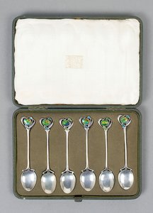 アーチボルト・ノックス(1864-1933)がデザインしたエナメル仕上げのフィン付きサイムリックシルバースプーンの箱入りセット 作： Archibald Knox