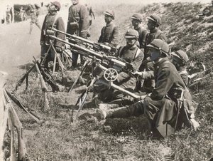 第一次世界大戦中、機関銃を装備したフランスのドラゴーン（モノクロ写真 作： Argus Photographic Agency